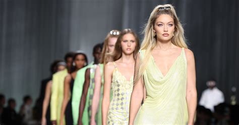 versace reclame met auto|versace spring 2024.